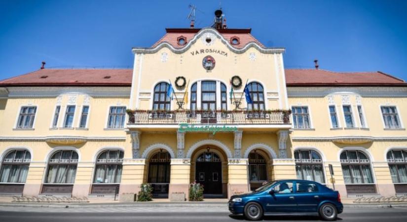 Aláír a főispán, mehet a fizetés Balmazújvárosra