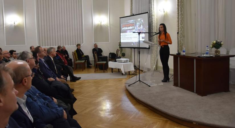 Mindenkit érintő kérdésekről beszéltek a miniszterhelyettessel Móron (galéria)