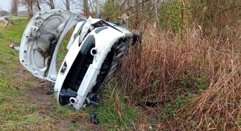 Árokba hajtott az autó: vizsgálják a rendőrök a 86-os főúton történteket