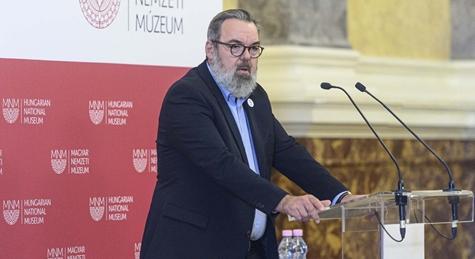 Álprüdériának nevezte a L. Simon az akadémiai székfoglalójánaban a Word Press fotók kitiltását