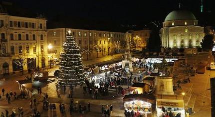 Ünnepi koncertekkel, fényfestéssel és több mint félszáz kiállítóval várják az ünnepre készülődőket Pécsen