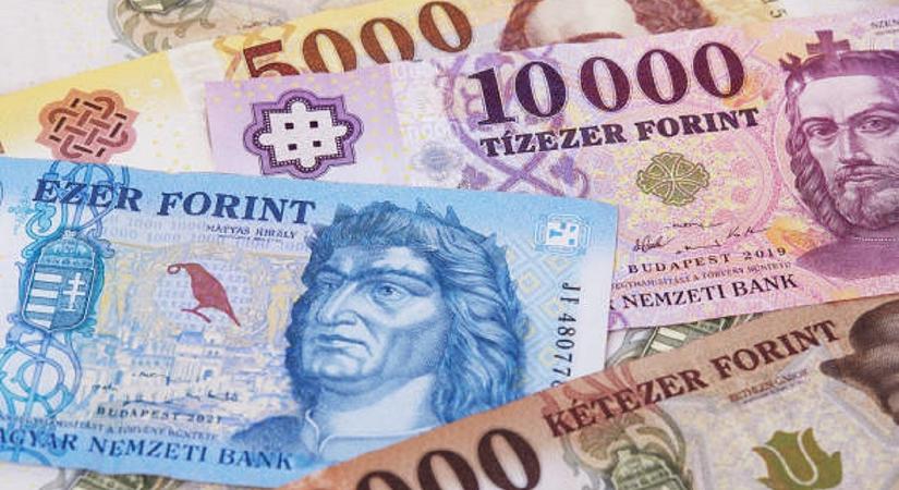 Fehér lovon, kikövezett úton menetelt a forint