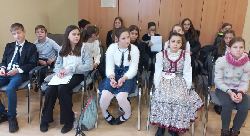 Ifjú mesemondók versenyeztek Baján – galériával