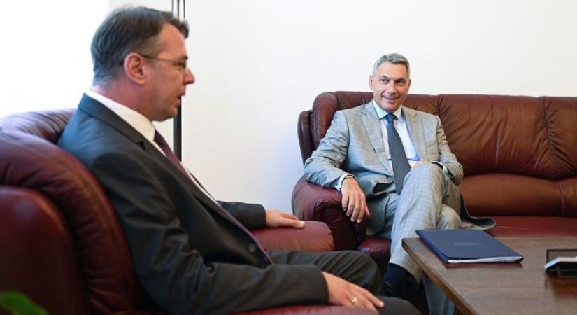 Leoltotta Lázár János a Fidesszel haverkodó Mirkóckit: a Modern Városok Program maradék pénzét is vissza kell fizetni