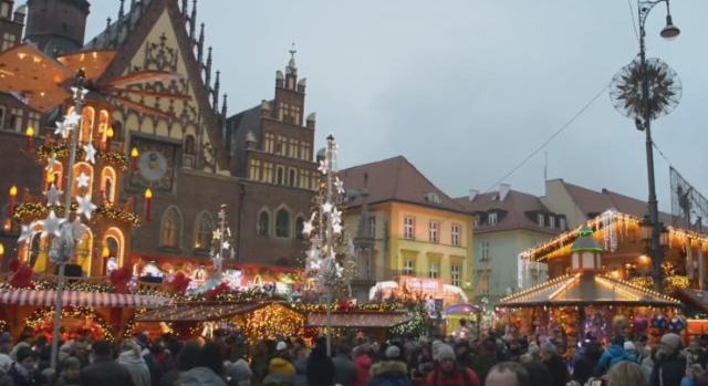 Megnéztük, mennyibe kerül a lángos és a kürtős kalács a bécsi és a budapesti karácsonyi vásáron