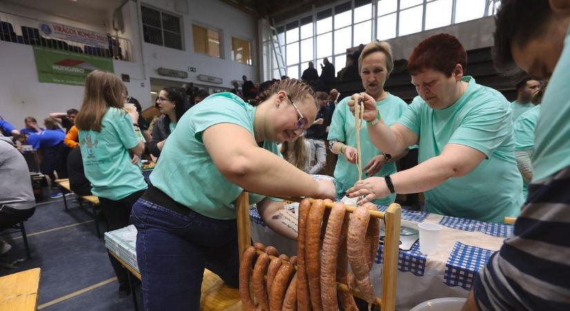 Készülnek a kolbásztöltő fesztiválra komlón