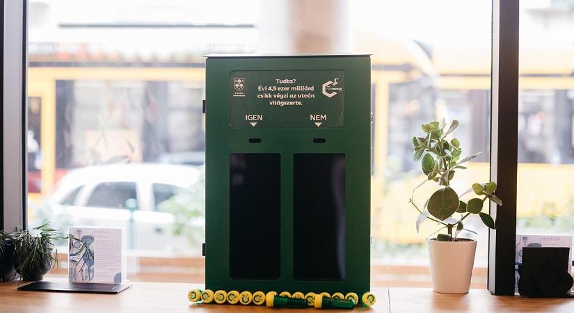 Megunták, hogy térdig gázolunk a cigarettacsikkekben, tettek is ellene