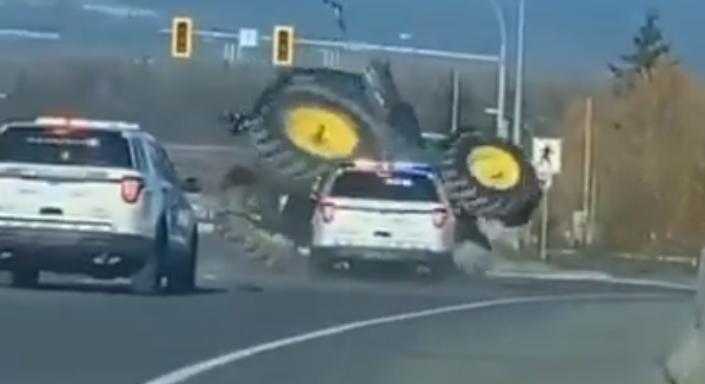 Rendőrök borítottak fel egy traktort az út közepén