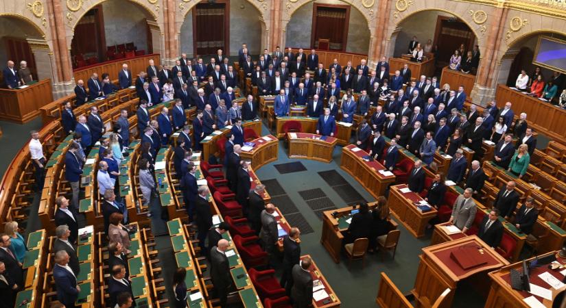 A szuverenitásvédelmi törvényjavaslatokat tárgyalja a parlament