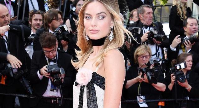 Férje a vörös szőnyegen csipkedte a fenekét, Margot Robbie képtelen volt abbahagyni a nevetést