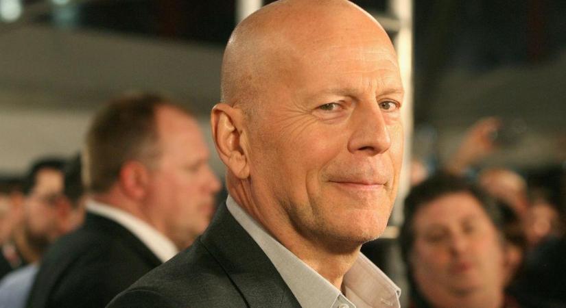 Annyira szomorú így látni: Szívszorító felvétel került elő a nagy beteg Bruce Willisről