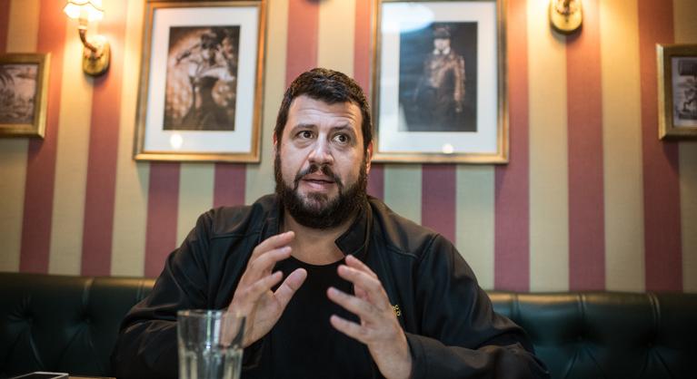 Éjfekete színű lapokon jelent meg Puzsér Róbert komor ABC-je a létezésről