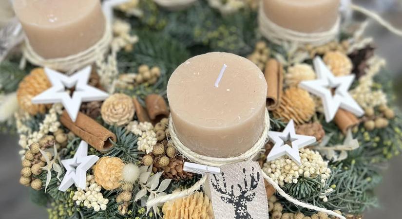 Tippek egy profitól az adventi koszorú elkészítéséhez: idén csillogás helyett a natúr a divat