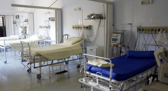 Bődületes tempóban terjeszkedik a NER-közeli takarítócég az egészségügyben