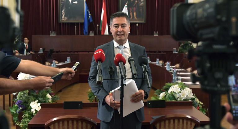 A zuglói jegyzőn vernék el a port a kormányközeli gigaberuházás miatt