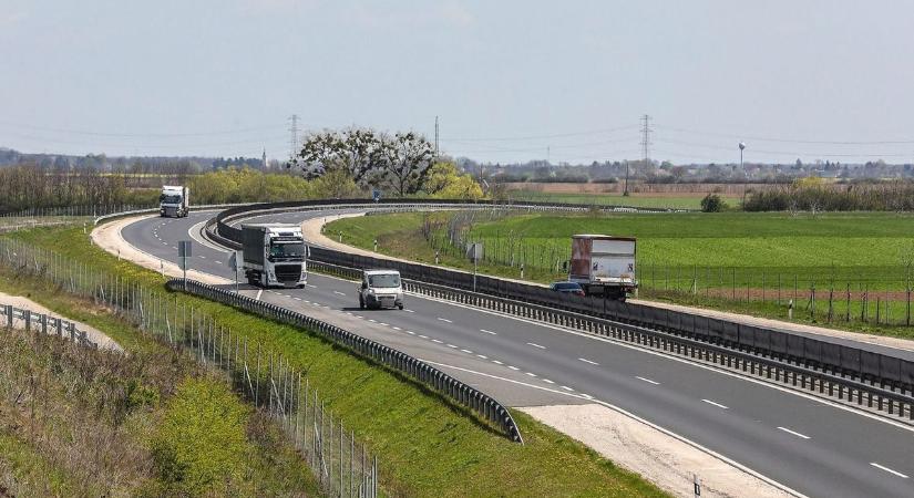 Forgalomból kivont teherautójával bukott le az M86-os autóúton egy sofőr