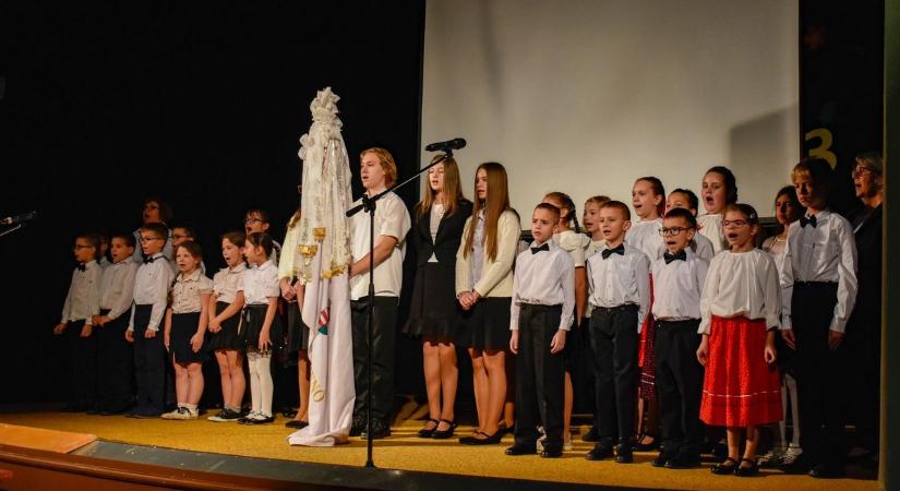 Gálaműsorral ünnepelte 140 évét a jászkarajenői iskola