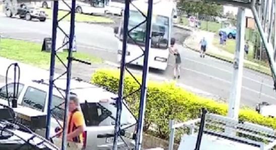 Hős tinédzser mentett meg egy elszabadult iskolabuszt egy óriási balesettől - videó
