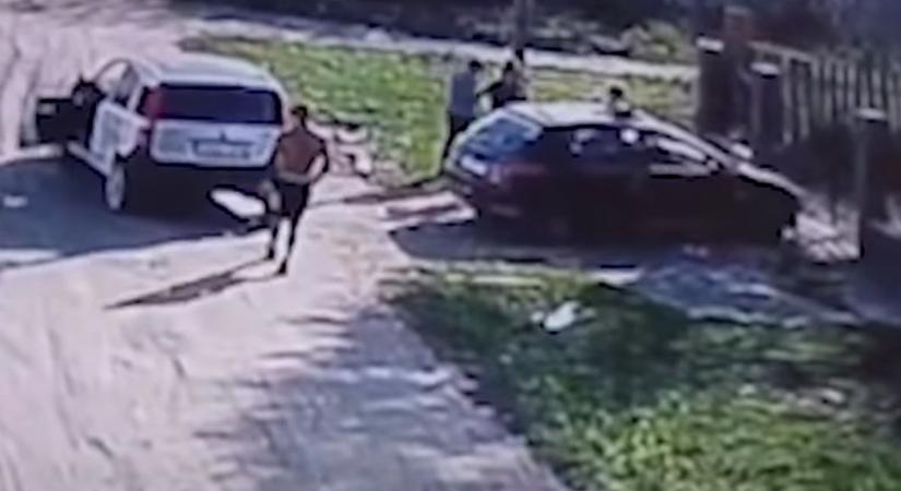 Buzogányt, szamurájkardot és hamis rendőrigazolvány-tokot is találtak a egy párnál Bagon