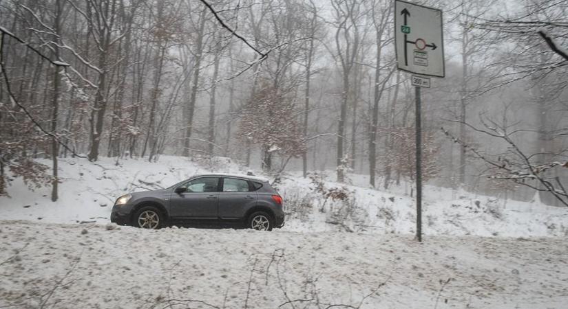 Nem csak az utakon, a járdán, sőt az otthonunkban is veszélyben lehetünk télen, hívja fel a figyelmet az egri tűzoltó