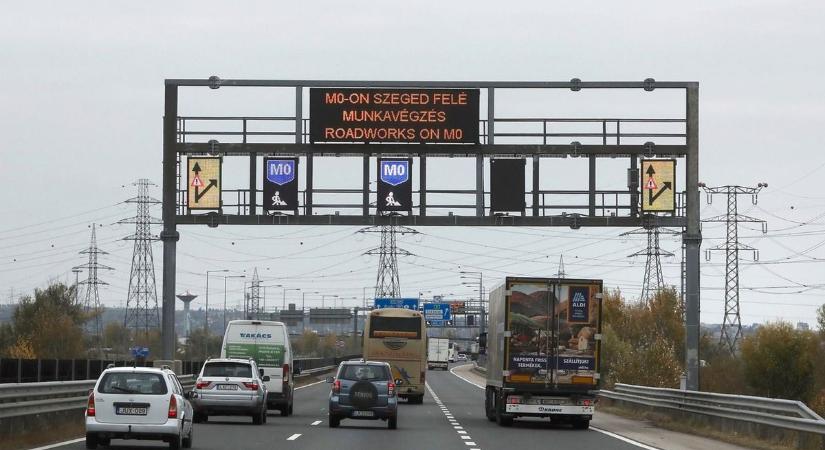 Fokozódik a közlekedési káosz: az M5-ösön is baleset történt, három teherautó ütközött