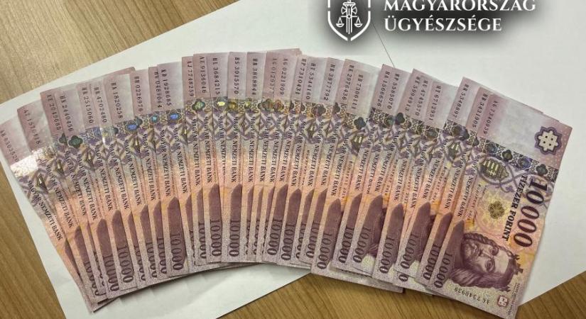 Annyira meg akarta vesztegetni a zsarukat egy kínai férfi, hogy erővel kellett kiszedni a rendőrautóból