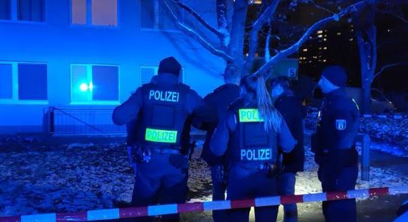 Tragédia Berlinben, szörnyethalt egy ötödik emeletről kizuhant fiú