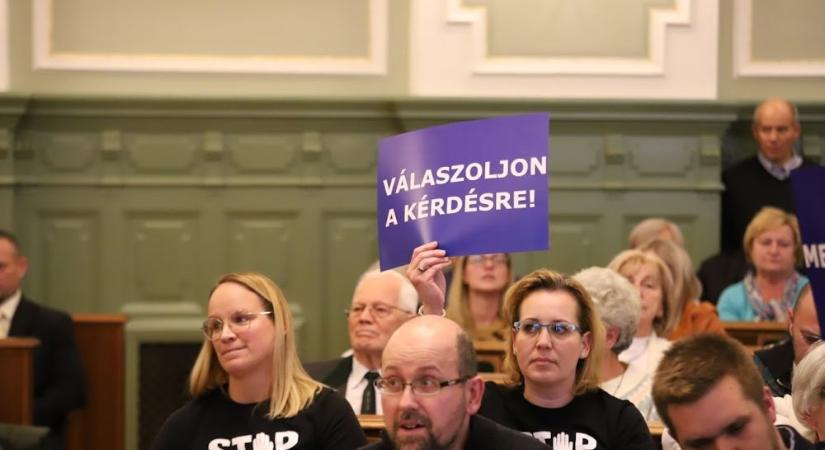 Színitársulatnak hívta Dézsi Csaba András a közmeghallgatáson megjelenő szentiváni civileket