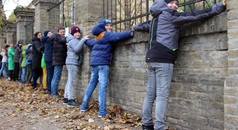 Összetartó csapat! Átölelték 30 éve visszakapott iskolájukat a kiskunhalasi diákok