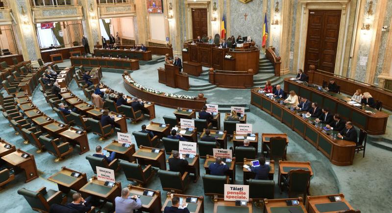 Mennyi legyen a törvényhozók különnyugdíjának összege?