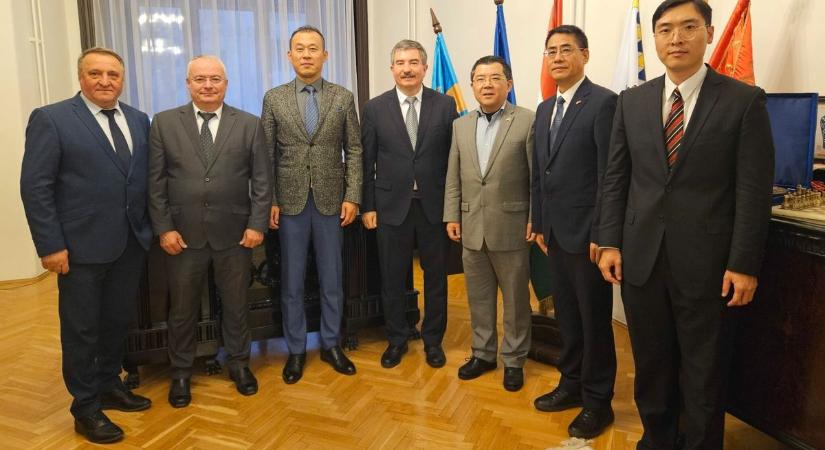 Nagykövetek látogattak el a Vármegyeházára
