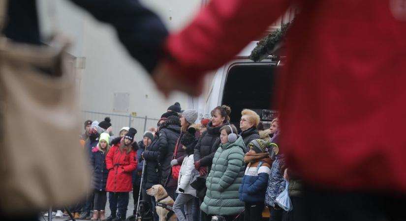 Második Országalmaölelés: A színpadi programokhoz is sokan csatlakoztak
