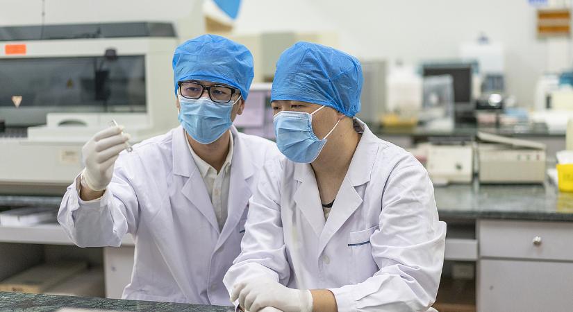 Újabb járvány tombol Kínában, naponta tízezer gyerek kerül kórházba