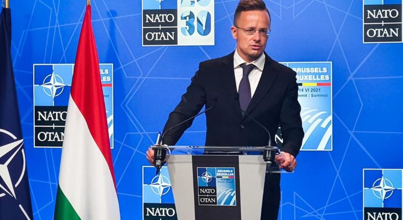 Szijjártó Péter: A NATO-tagoknak újra kellene gondolniuk sikertelennek bizonyult Ukrajna-stratégiájukat