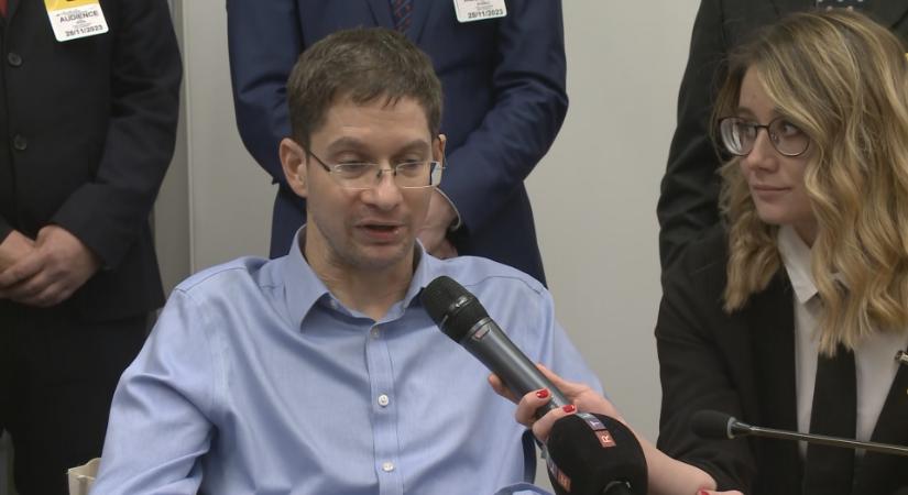 „Semmi sem menthet meg attól, hogy létezésem csendes megfigyelőjévé váljak” – Karsai Dániel szerint évente ezrek halhatnak meg fájdalmak között, méltóságuktól megfosztva