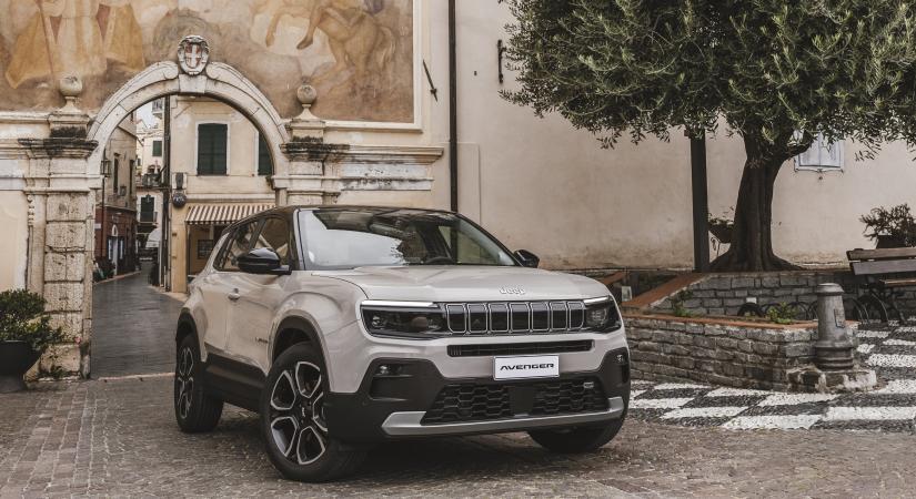 Már benzinmotorral is kapható a legkisebb Jeep