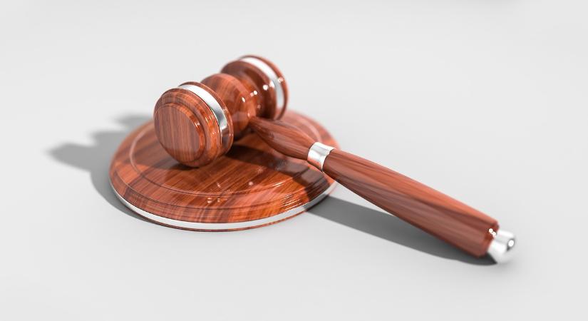 Kiskorú diákjával folytatott szerelmi és szexuális viszonyt a tanár – Ítéletet hozott a Debreceni Törvényszék