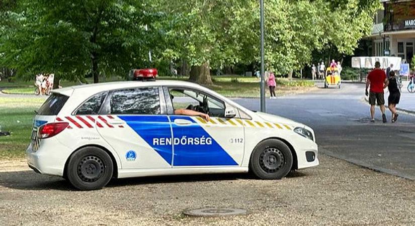 Túl hangosak voltak a gyerekek a játszótéren – megverte és fojtogatta őket egy nyugdíjas férfi