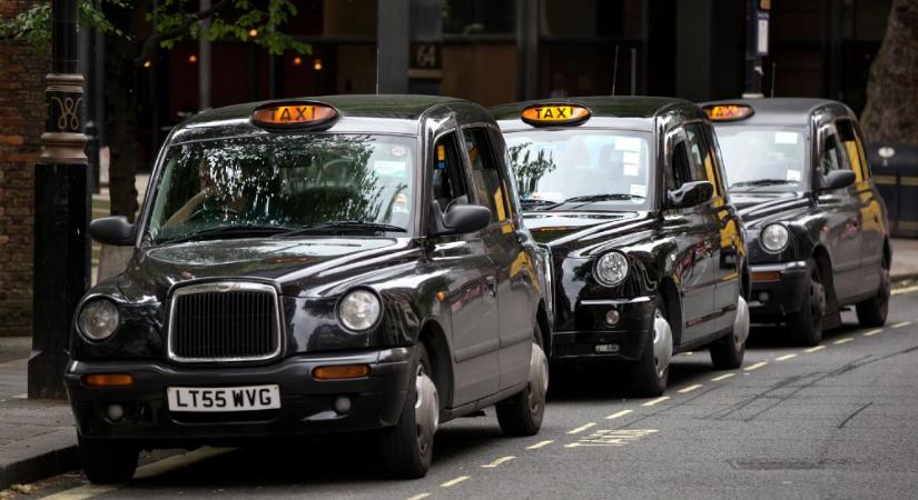 Az Uber partnerséget köt a londoni ikonikus fekete taxikkal