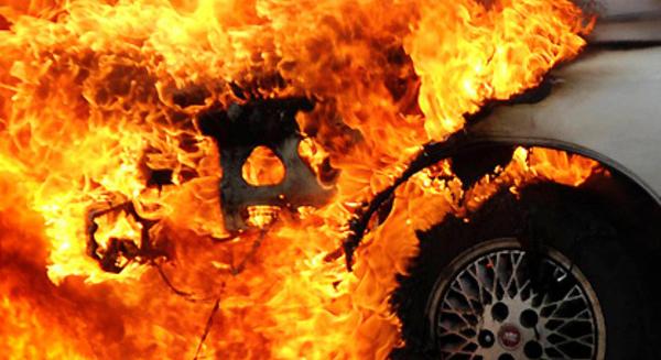 Autótűz: kigyulladt egy Mercedes Vario megyénkben