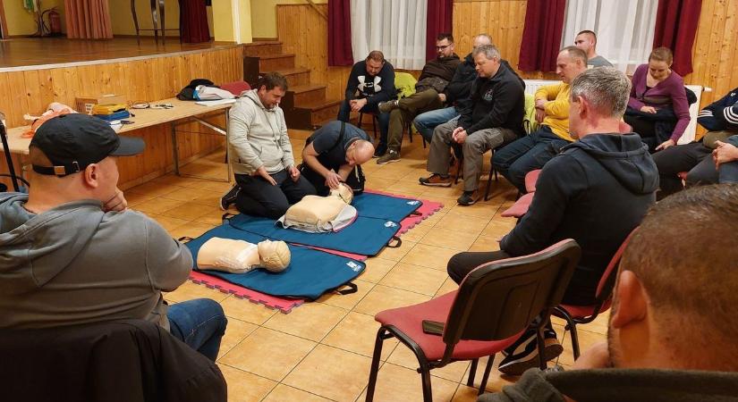 Elsősegély tanfolyamot szereztek Vértestolnán fotók