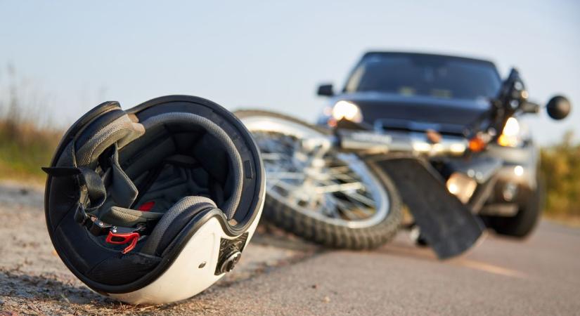 Motoros hajtott bele egy személygépkocsiba szerda délután
