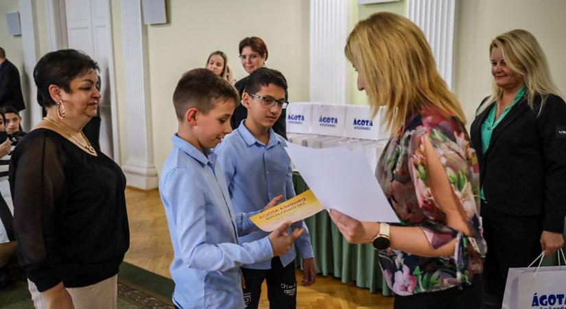 Meghatottan figyelték a nevelőszülők, ahogy a gyerekek sorra vették át a díjakat – galériával
