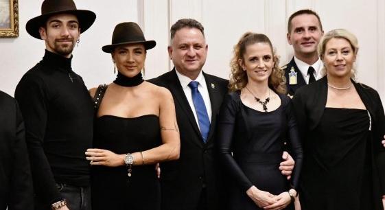 Vármegyebálon fotózták le Tóth Gabit párjával