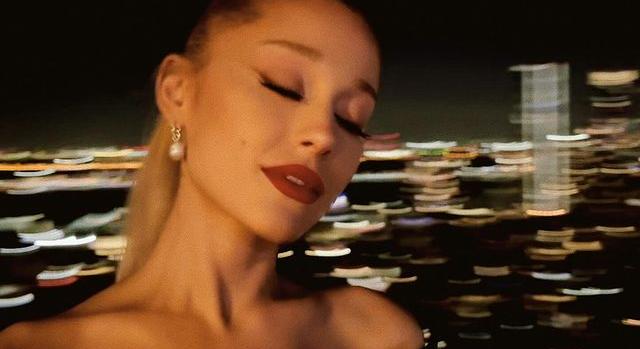 Ariana Grande eddig nem látott, nosztalgikus videóval nyitotta meg a karácsonyi szezont