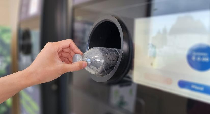 Fél évet csúszik a kötelező visszaváltási rendszer, a gyártók gáncsolják a tervet