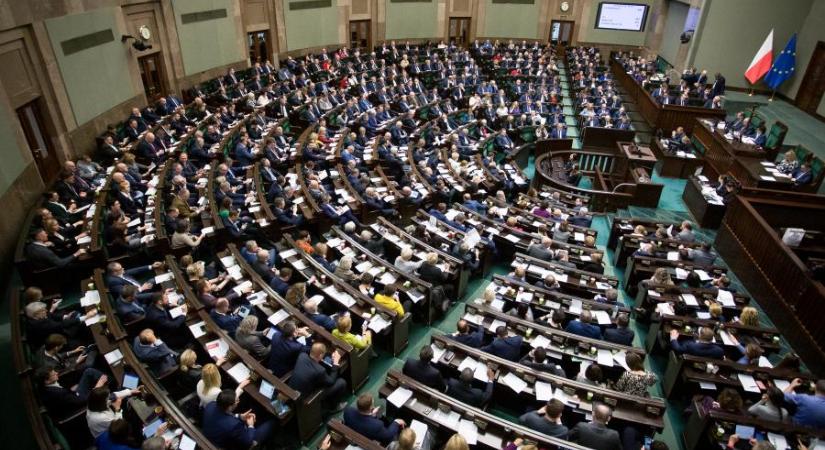 Az új lengyel szejm menesztette Kaczyńskiék orosz befolyást vizsgáló bizottságának tagjait
