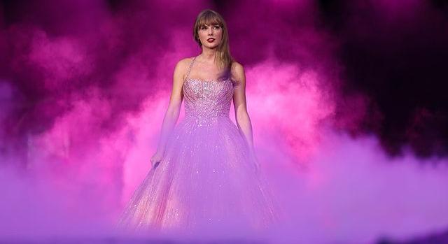 Szerelmes karácsony: Taylor Swift hetekre odaköltözött Travis Kelce-hez