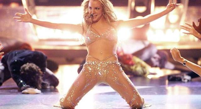 Britney Spears megint fura videót posztolt, meztelenül vicsorgott az ágyában