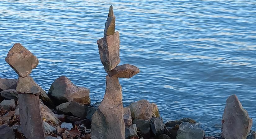Kőmanók Balatonudvari strandjain